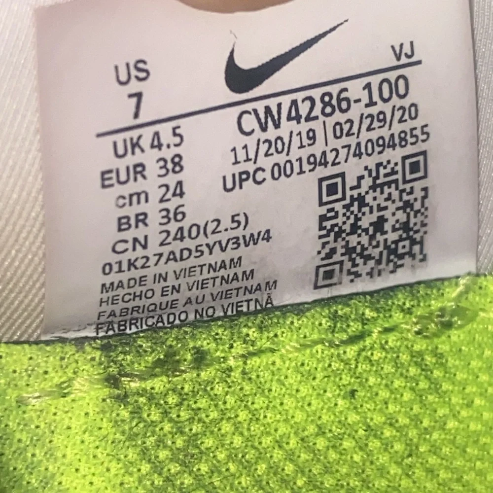 Nike Women's Sneakers in Black, Pink, and Gray - Picture 8 of 9